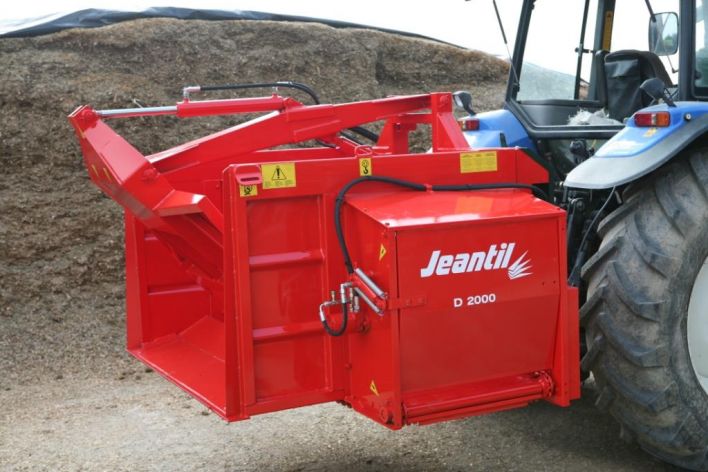 Tractor-mounted silage feeders D 1650 to D 2400