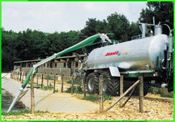 Bras de pompage sup&eacute;rieur "turbo"  :  &Oslash; 200 rotation 240&deg;,  V&eacute;rin d'orientation du tuyau plongeur,  Pompage &agrave; droite ou &agrave; gauche 