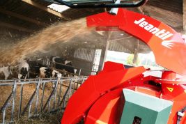 <p>GM Multifunction chute: straw blowing</p>