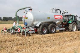 GT 18500 : spreading with tine injector