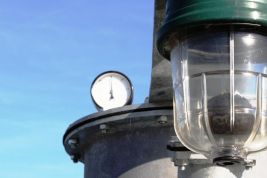 Upper ball security device and pressure and low pressure control by manometer