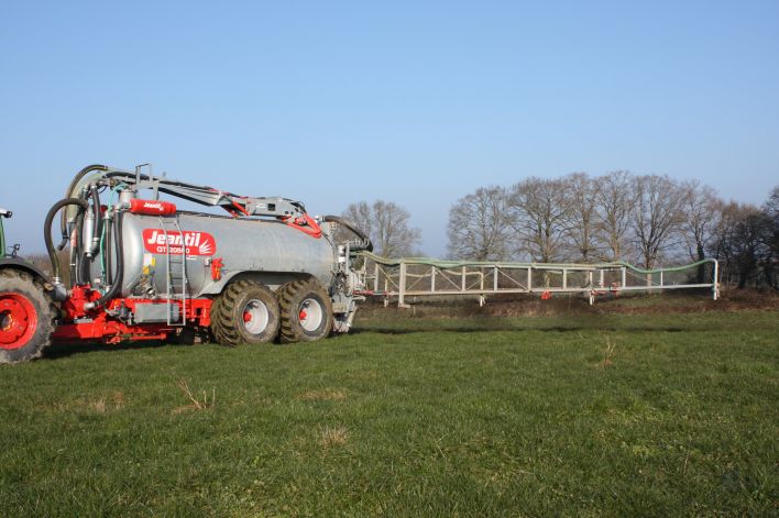 Spreading boom with spades