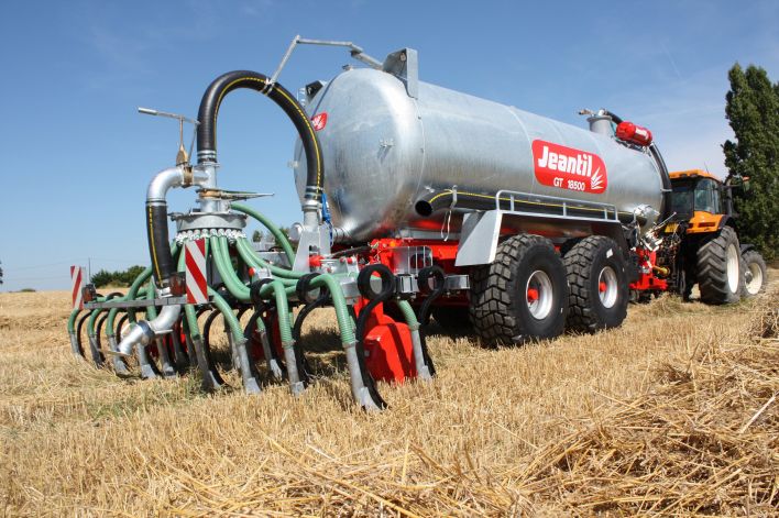 Spreading injector with square or Vibroflex tines